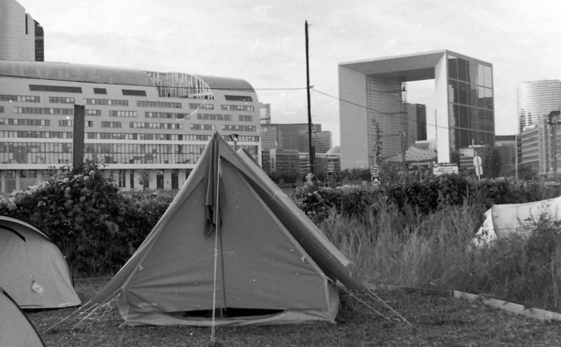 Une tente plantée, en arrière plan, La Défense de paris
